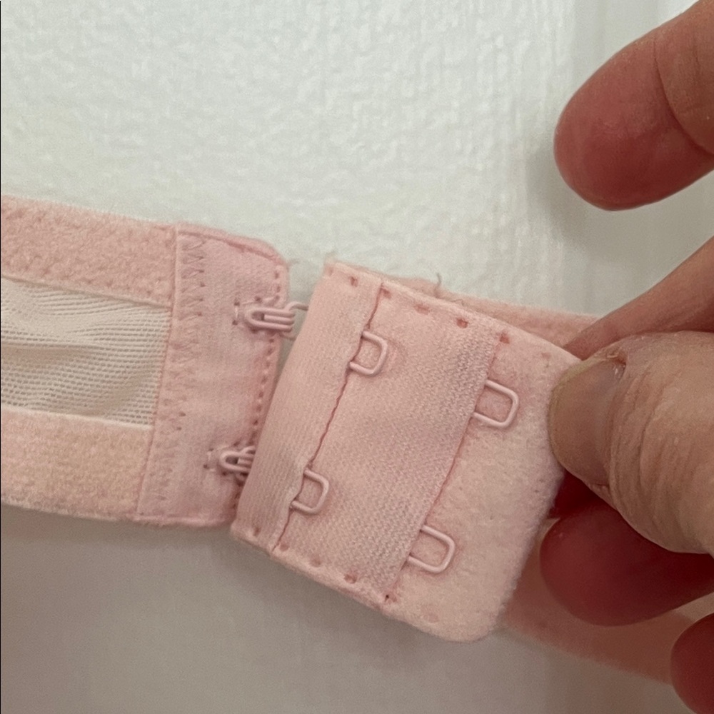 Victoria's Secret Light Pink Bra - Picture 7 of 11